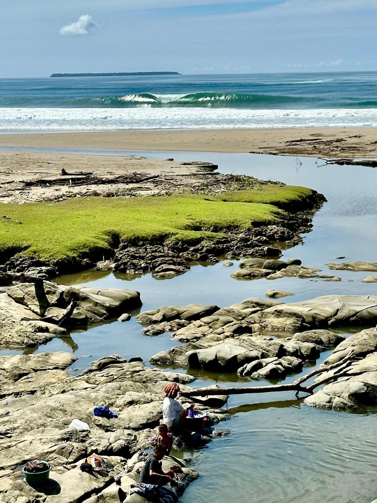 Baturundung Surf Resort Naibos Kültér fotó